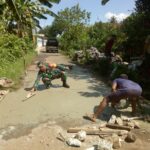 BABINSA KODIM 0421/LS BERSAMA WARGA PERBAIKI GORONG – GORONG JALAN ANTAR DUSUN