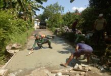 BABINSA KODIM 0421/LS BERSAMA WARGA PERBAIKI GORONG – GORONG JALAN ANTAR DUSUN