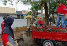 Jumat Bersih, Babinsa Kodim 0421/Ls Bersama Aparatur Desa Titiwangi Bersihkan Lingkungan Kantor Desa