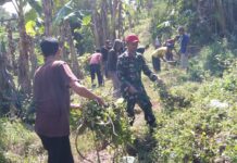 Babinsa Kodim 0421/Ls Bersama Warga Gotong Royong Bersihkan Lingkungan