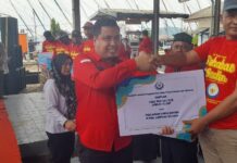 Ketua BBHAR Lamsel Merik Havid Ikut Menyerahkan Bantuan Alat Tangkap Ikan Untuk Nelayan di Bakauheni