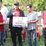 Diiringi Tangis Haru, Warga Desa Kota Guring Menerima Bantuan Dana Bedah Rumah Dari Pemkab Lampung Selatan