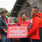 Tak Kenal Hari Libur, Bupati Lamsel Tetap Sambangi Warganya, Serahkan Bantuan Bedah Rumah Di Desa Hara Banjarmanis