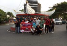 Berharap Berkah Ramadhan, GMLS Turut Bagi-bagi Takjil di Bundaran Adipura