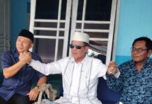 Mantan Bupati Lamsel Dua Periode H. Zulkifli Anwar Terjun Langsung Kembalikan Berkas Bacabup Lamsel Hj. Melinda, Ketua Penjaringan Bacakada Demokrat Nyatakan Berkas Lengkap