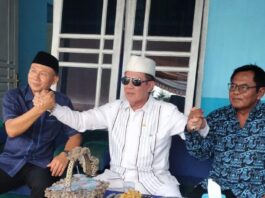 Mantan Bupati Lamsel Dua Periode H. Zulkifli Anwar Terjun Langsung Kembalikan Berkas Bacabup Lamsel Hj. Melinda, Ketua Penjaringan Bacakada Demokrat Nyatakan Berkas Lengkap