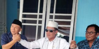 Mantan Bupati Lamsel Dua Periode H. Zulkifli Anwar Terjun Langsung Kembalikan Berkas Bacabup Lamsel Hj. Melinda, Ketua Penjaringan Bacakada Demokrat Nyatakan Berkas Lengkap