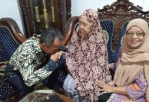 Cium Tangan Ibu Tercinta, Tekad Bacawabup Lamsel Makin Bulat, Hidayatullah MPd, MM Siap Gerakan Jaringan Keluarga, Ormas, dan Pendidikan