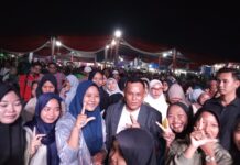 Makin Dicintai Warganya, Pengumjung Sragi Fair Saling Berebut Untuk Berfoto Bersama Bupati Lamsel H. Nanang Ermanto.