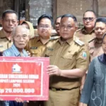 Bupati Nanang Ermanto Bedah 2 Rumah Tak Layak Huni Di Desa Kecapi Kalianda