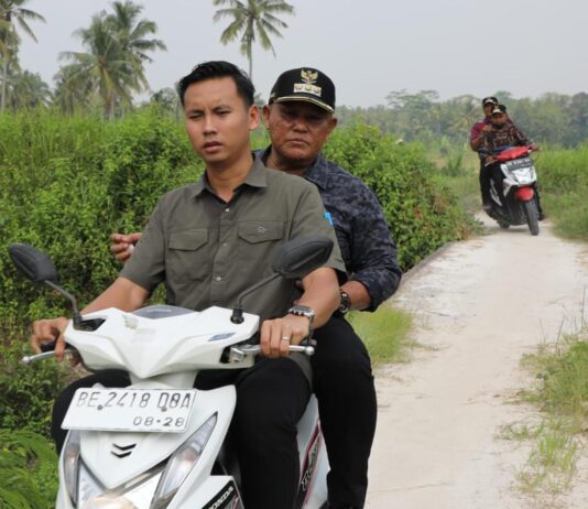 Berjibaku Bantu Warga Miskin Melalui Program Bedah Rumah, Bupati Lamsel H. Nanang Ermanto Harus Gunakan Motor Untuk Tiba Dilokasi Rumah Warga Penerima Manfaat
