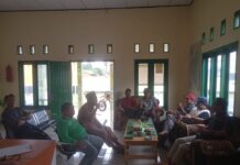 Warga datangi kantor desa Sadar Sriwijaya