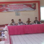 Kadis DLH Buka Sosialisasi Pengolahan Limbah B3 Masyarakat, Kabid Sampah dan B3 DLH Lamsel Berikan Apresiasi Hadiah Coklat Bagi Peserta Yang Bertanya