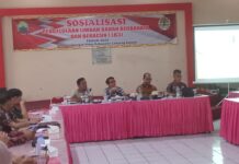 Kadis DLH Buka Sosialisasi Pengolahan Limbah B3 Masyarakat, Kabid Sampah dan B3 DLH Lamsel Berikan Apresiasi Hadiah Coklat Bagi Peserta Yang Bertanya