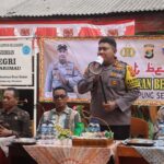 Polisi Bagikan Makanan Bergizi di SD terpencil Pulau Rimau Ketapang