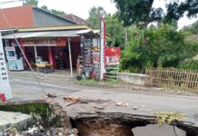 Akibat Ujan Deras Gorong -Gorong Pemhubung Jl .Pesisir Kalianda – Rajabasa Ambruk,Berharap Pemerintah Cepat Turun Tangan