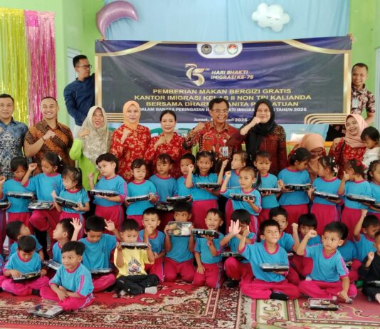 HUT ke 75, Kantor Imigrasi Kelas II Non TPI Kalianda Berikan Makan Bergizi Gratis 75 Kotak Untuk Siswa TK Pembina Way Urang