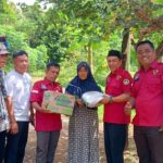 *Pengurus Relawan Ratu Prabu melakukan Jum’at Berkah dengan berbagi sembako untuk masyarakat kurang mampu*