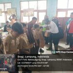 Peduli Siswa Korban Banjir, Disdikbud Lampung Selatan Berikan Bantuan Peralatan Sekolah