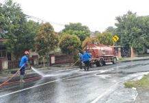 Damkar Lamsel Berjibaku Bersihkan Jalan Raya Tercecer Minyak Solar