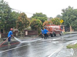Damkar Lamsel Berjibaku Bersihkan Jalan Raya Tercecer Minyak Solar