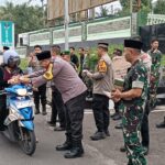 TNI Polri Bagikan Takjil di depan Makodim 0421/LS.
