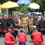 Kedatangan Egi-Syaiful di Kantor Bupati Disambut Prosesi Adat Saibatin Lima Marga.