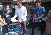 Saat Serahkan Kursi Roda, “Dermawan” Tim Kami Panjatkan Do’a Kesembuhan, Diperbaiki Kehidupannya, Diampuni Senua Dosa Hingga Dimakmurkan Hidupnya Pak Sidik