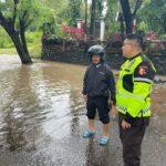 Kapolres Lampung Selatan Tinjau Luapan Air di Kalianda, Himbau Warga Waspada