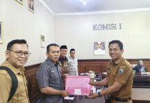 Ketua Tenaga Honorer K2 Lampung Selatan Serahkan data jumlah honorer K2 kepada Anggota DPRD Lampung Selatan