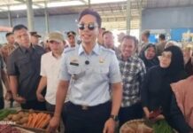 Anggota DPRD Lamsel Dampingi Bupati Sidak Harga Bahan Pokok