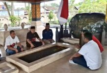 Ketua 1 DPRD Lamsel Ziarah Ke Makam Soekarno