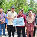 Bupati Egi Salurkan Bantuan RTLH Kepada Korban Rumah di Negeri Pandan