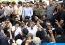 Bupati, Ketua Dewan, Kapolres, Dandim 0421 Jalan Kaki Hampiri Pendemo dan Duduk Bersama di Aspal Berbaur Dengan Pendemo Dengarkan 11 Tuntutan