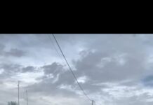 Menanggulangi banjir, warga Desa Sukadana Ilir bergotong royong membersihkan parit. ,u