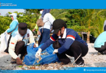 Gotong Royong Bersih Pantai Minang Rua, Zita Anjani Tegaskan Komitmen Jaga Wisata Lampung Selatan