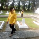 Diawali Pasar Murah, Wakil Ketua Dewan Lamsel Tabur Bunga, Puncak HUT Golkar ke 61: Upacara Bendera, Tabur Bunga Makam Pahlawan, Berbagi Sembako Hingga Menyantuni Anak Yatim Piatu