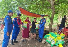 Bakti Polri: Polres Lampung Selatan Salurkan 100 Sak Beras Murah SPHP ke Warga Pulau Rimau