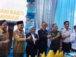Peringatan HUT ke 76 Kantor Imigrasi Kelas II Non TPI Kalianda Ditandai Pemotongan Tumpeng Ketua DPRD Lamsel Diserahkan ke Kepala Kantor Pak Dedi, SH