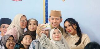 *Tanpa Sekat di Hari Raya, Egi-Zita Salami Warga Satu per Satu di Lamban Rakyat*