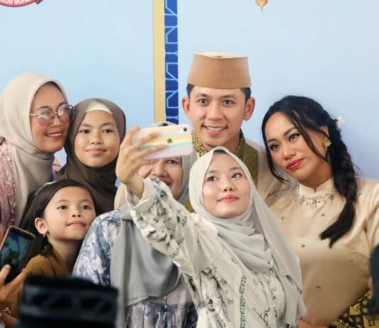 *Tanpa Sekat di Hari Raya, Egi-Zita Salami Warga Satu per Satu di Lamban Rakyat*