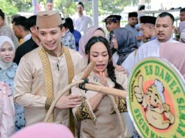 *Tanpa Sekat di Hari Raya, Egi-Zita Salami Warga Satu per Satu di Lamban Rakyat*