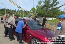 Bermodal Ranting Kayu, Polisi Sigap Beri Bantuan Pemudik Alami Kunci Mobil Terkunci.