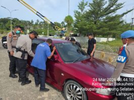 Bermodal Ranting Kayu, Polisi Sigap Beri Bantuan Pemudik Alami Kunci Mobil Terkunci.