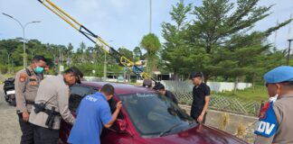 Bermodal Ranting Kayu, Polisi Sigap Beri Bantuan Pemudik Alami Kunci Mobil Terkunci.
