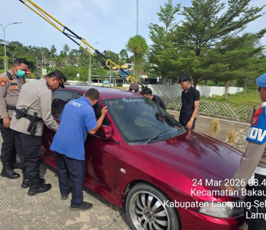 Bermodal Ranting Kayu, Polisi Sigap Beri Bantuan Pemudik Alami Kunci Mobil Terkunci.