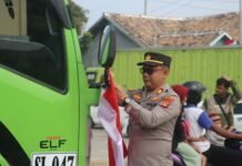 Polres Lampung Selatan Bagikan Ratusan Bendera Merah Putih Sambut HUT RI ke-81
