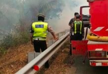 *Kebakaran Lahan di Samping Tol Terpeka KM 233 Padam, Lalu Lintas Aman*