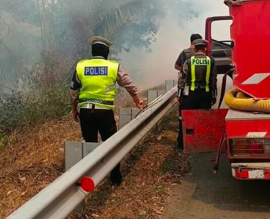 *Kebakaran Lahan di Samping Tol Terpeka KM 233 Padam, Lalu Lintas Aman*