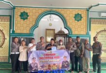 Ditlantas Polda Lampung Gelar Jumat Berkah, Bersihkan Masjid dan Salurkan Bantuan Sembako*